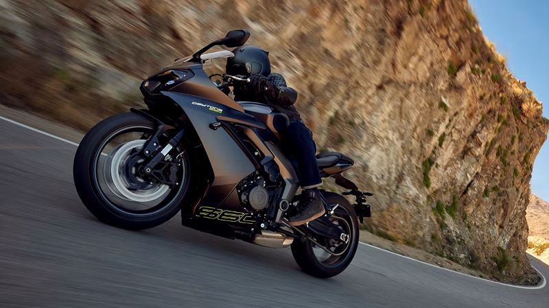 Discover the Triumph Daytona 660, a perfect blend of power, precision, and cutting-edge technology for an exhilarating riding experience